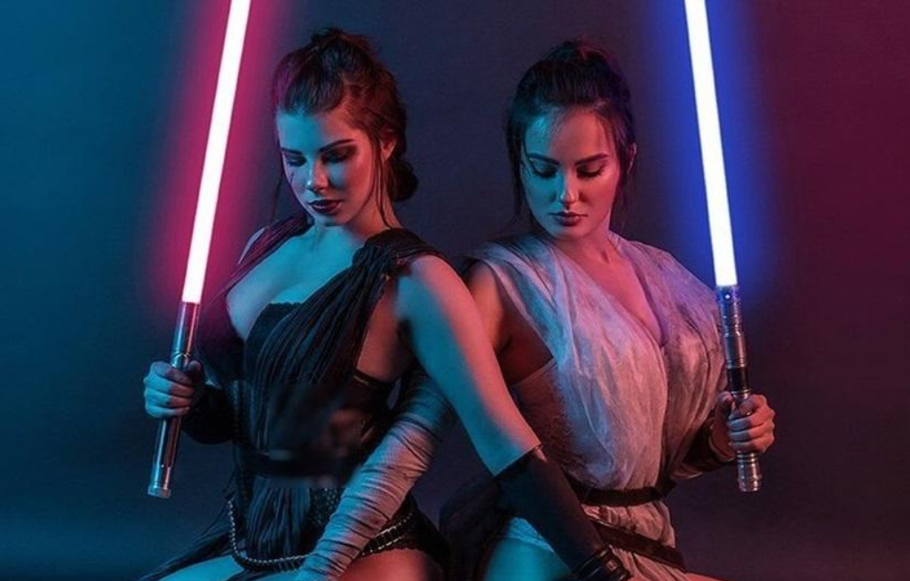 'Star Wars: The Last Jedi': Light vs. Dark cosplay by Anastasya and Alisa