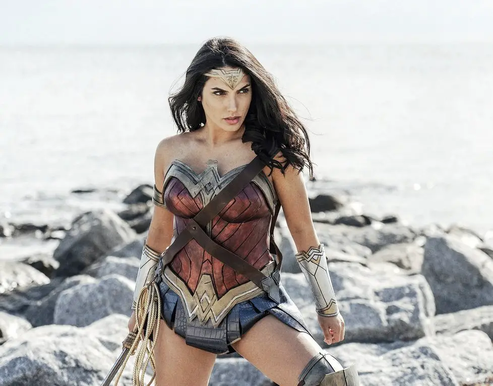 No, this isn't Gal Gadot: Wonder Woman cosplay by Lis Wonder. 