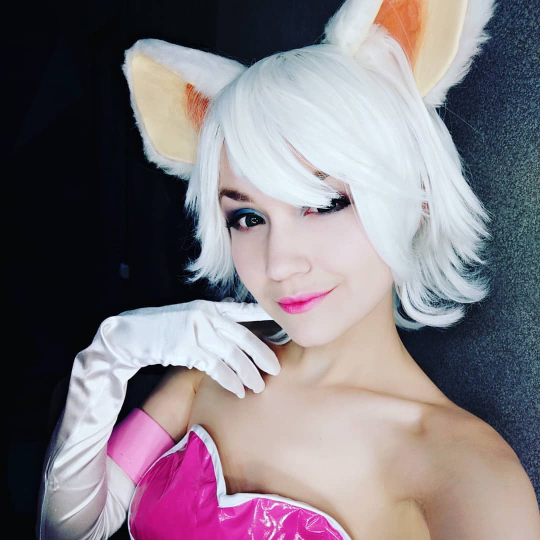 Sonic the Hedgehog: Rouge the Bat cosplay by Akaomy
