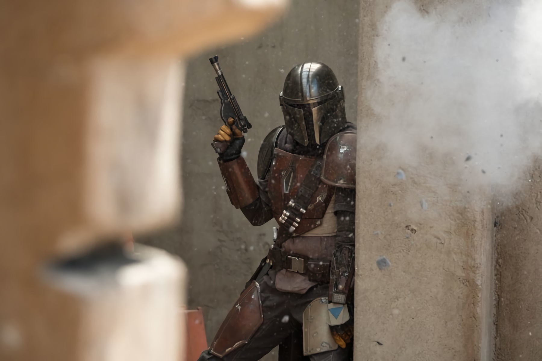 Official 'The Mandalorian' logo and new photos/teaser from the Disney+ series revealed