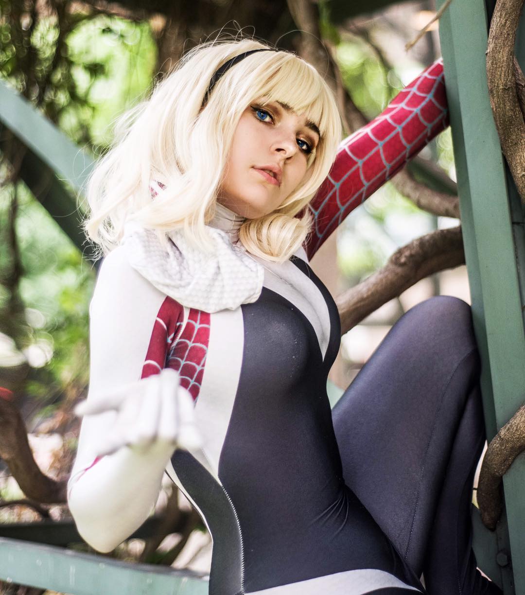 Spider-Man: Into the Spider-Verse: Spider-Gwen cosplay by OMGCosplay