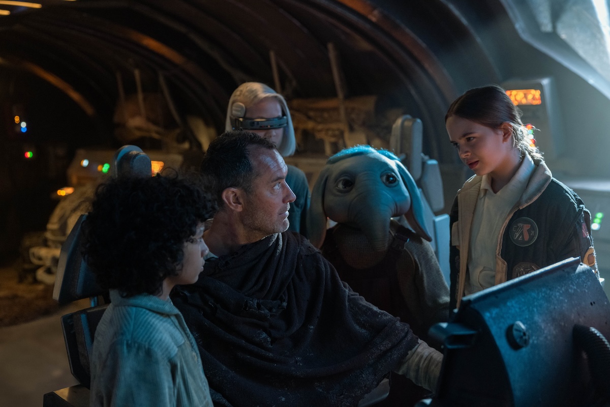 (L-R): Wim (Ravi Cabot-Conyers), Jod Na Nawood (Jude Law), KB (Kyriana Kratter), Neel (Robert Timothy Smith), and Fern (Ryan Kiera Armstrong) in Lucasfilm's STAR WARS: SKELETON CREW