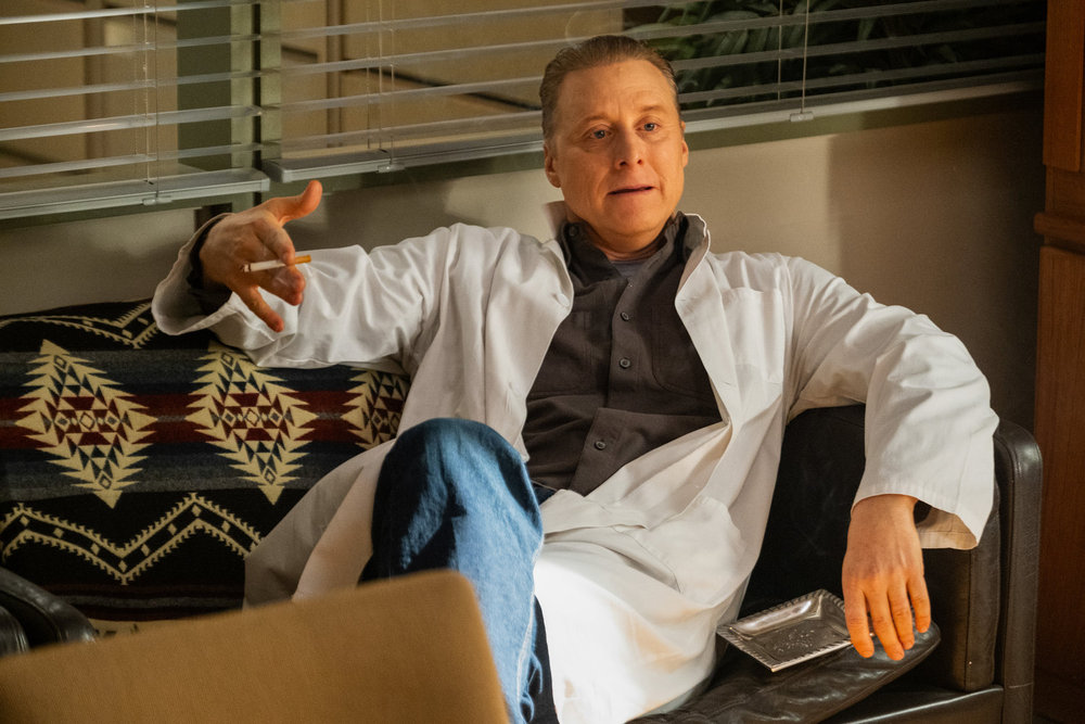 RESIDENT ALIEN -- "Prisoners" Episode 401 -- Pictured: Alan Tudyk as Harry Vanderspeigle