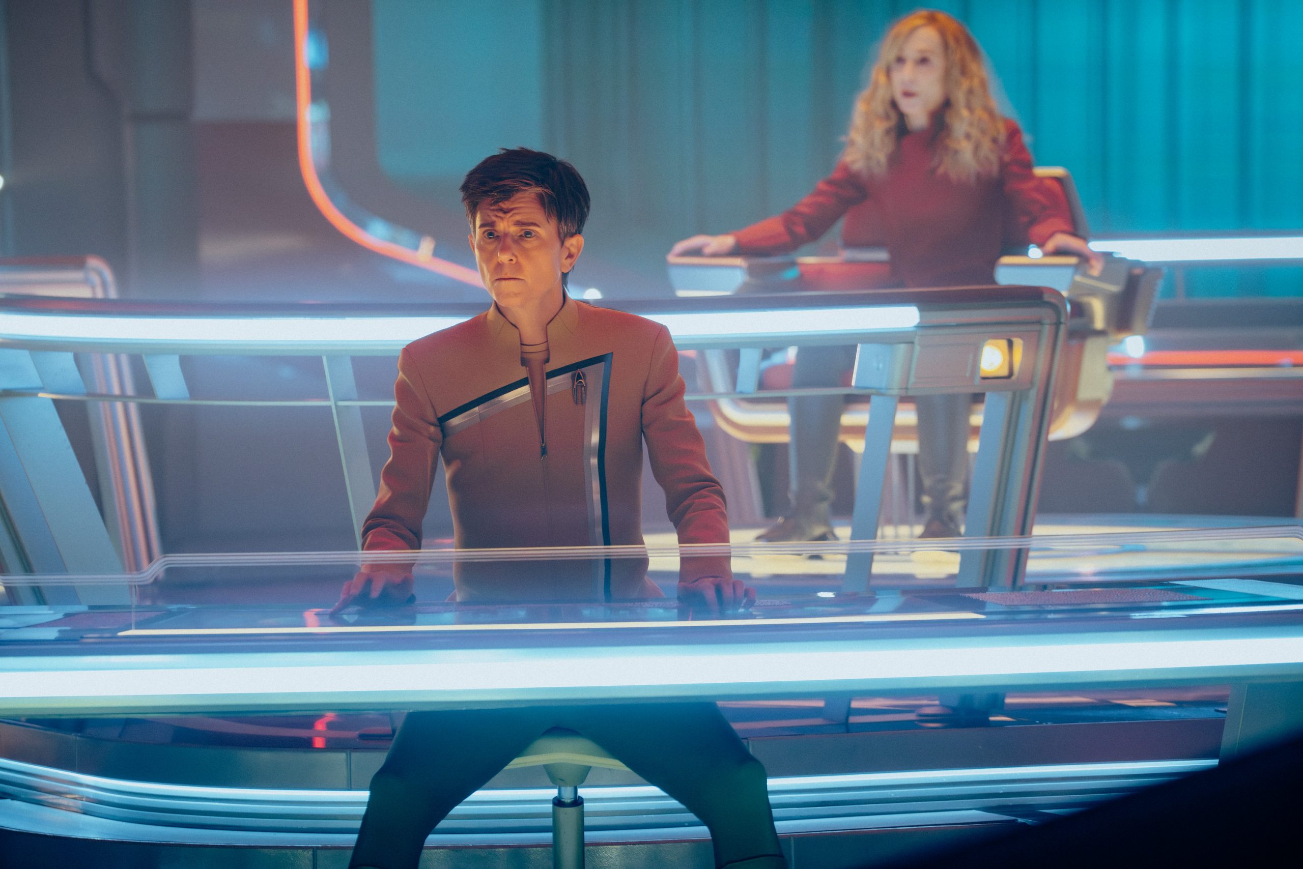 L-R: Tig Notaro as Reno and Holly Hunter as Captain Nahla Ake in season 1, episode 9, of Star Trek: Starfleet Academy
